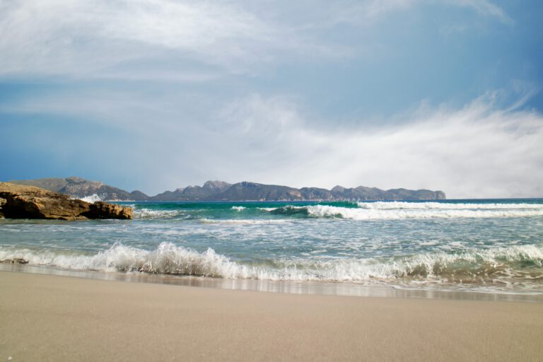 Capture of a serene beach in Hagenberg, with gentle waves and a clear sky. Billigreisen Hagenberg