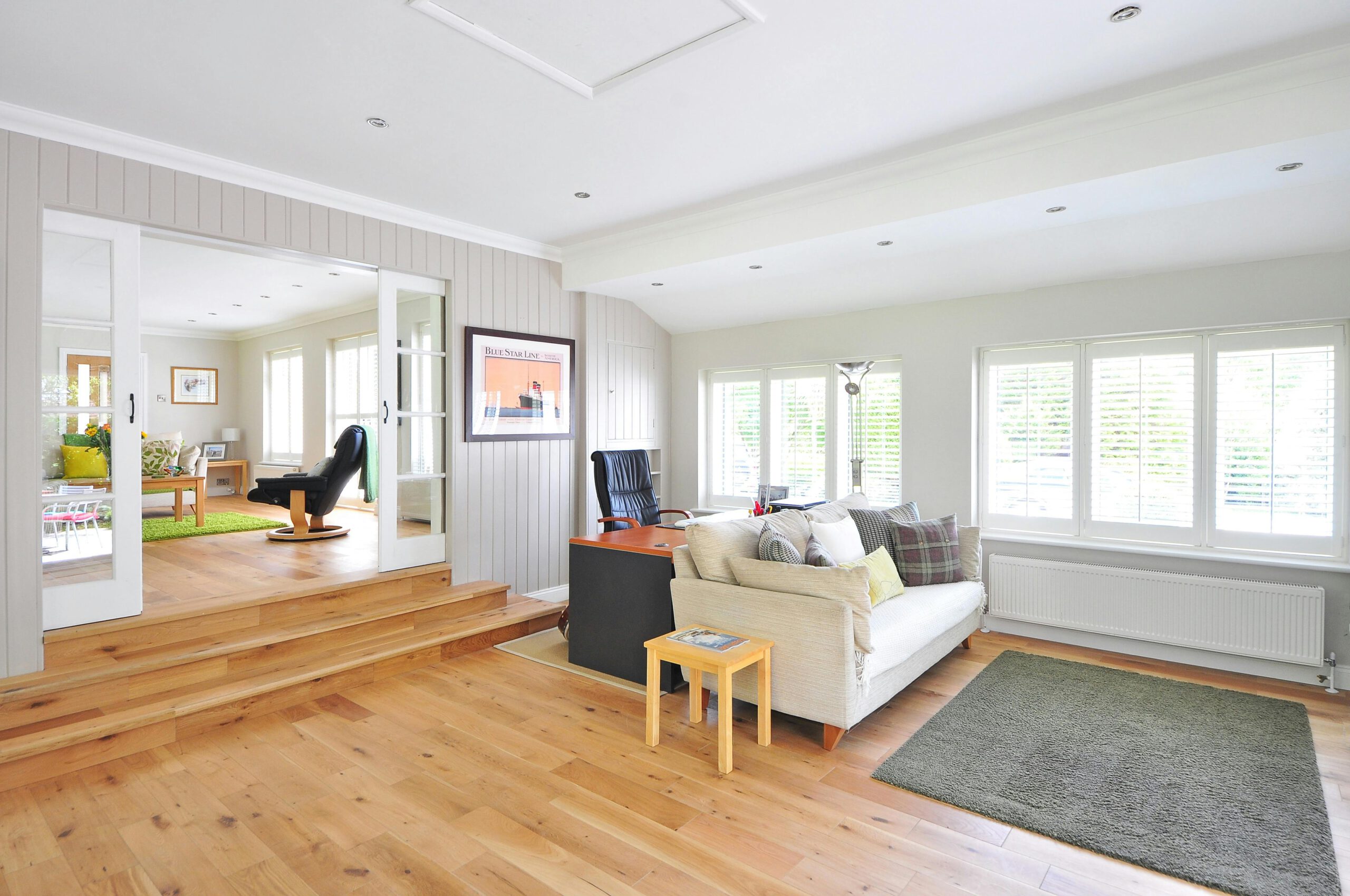 Spacious and bright modern living room with wooden floors and stylish furniture, billigreisen hagenberg, studentenreisen hagenberg