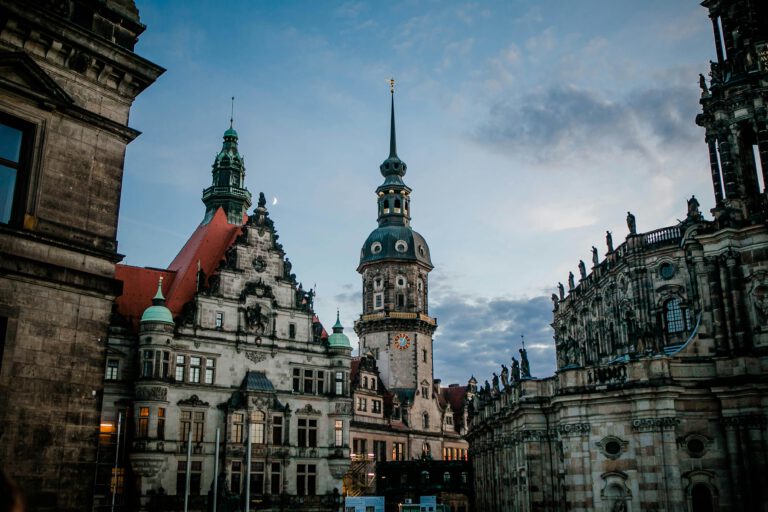 Discover the classic Gothic architecture of the Hausmannsturm Tower in Hagenberg old town square. Billigreisen Hagenberg